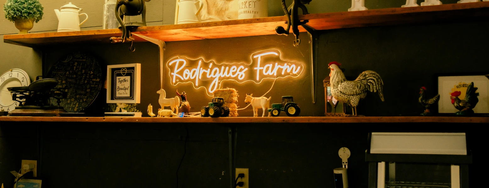 Letreiro neon Rodrigues Farm