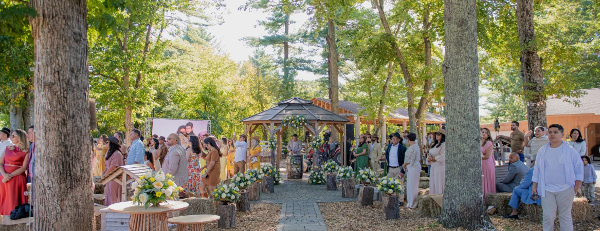 Espaço de eventos decorado com mesas e flores